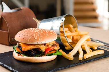 Patates ve soslu hamburger seti patates kızartması ve ketçap soslu hamburger seti. Büyük hamburger ve patates kızartması. Fast food seti Restoran burger menüsü