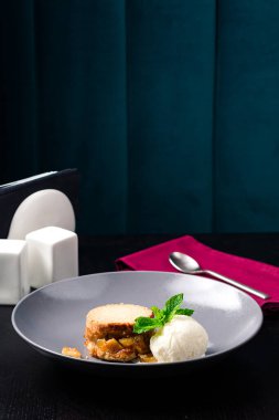 Klasik dondurmalı elmalı turta, tabakta elmalı turta ve vanilyalı dondurma.