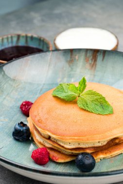 Sabah kahvaltısı taze böğürtlenli krep. Taze böğürtlenli krep ve yaban mersini. Sağlıklı yemek.