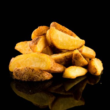 Siyah arka planda patates parçaları. Siyah arka planda izole edilmiş patates dilimleri.