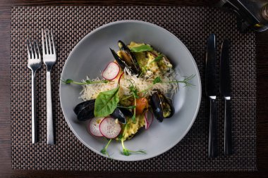 Deniz mahsullü risotto: pirinç, karides ve midye. Üst Görünüm Boş kopyalama alanı