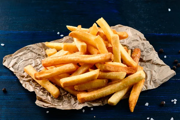 Fast Food Pommes Kartoffeln Serviert Mit Salz Und Kräutern Auf lizenzfreie Stockbilder