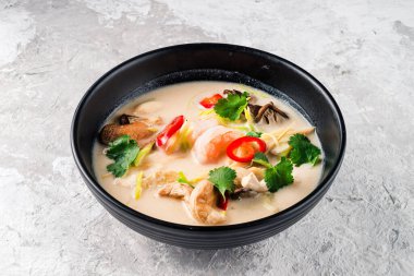 Karidesli Tom Kha. Geleneksel Tayland çorbası Tom Kha hindistan cevizi sütü ve karides. Geleneksel Tayland hindistan cevizi çorbası. Asya deniz ürünleri çorbası