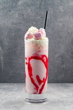 Çilek reçelli süt frappe, çilekli soğuk milkshake