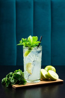 Limonlu ve naneli soğuk yaz limonatası ahşap bir masada taze soğuk limonata içeceği.