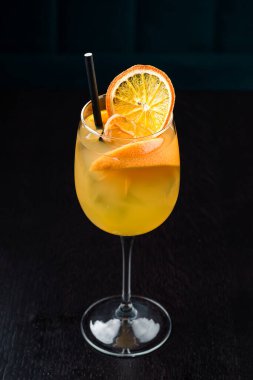 İçki Tazeleyen Tekila Gün Doğumu Kokteyli, uzun içki votka, klasik alkollü portakal kokteyli.