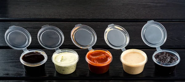 Molhos Set Fundo Escuro Conjunto Molhos Diferentes Ketchup Maionese Churrasco — Fotografia de Stock