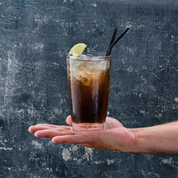 Rum Cola Cuba Libre Koktél Egy Kezében Kéz Egy Pohár — Stock Fotó