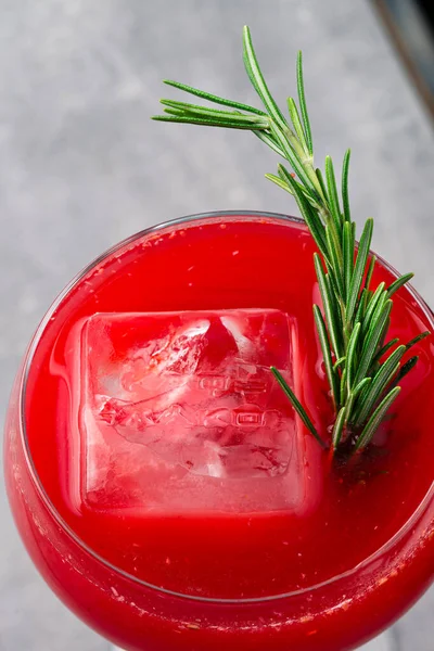 Hemlagad Sprit Alkohol Granatäpple Cocktail Med Rosmarin Och Vodka Kopiera — Stockfoto
