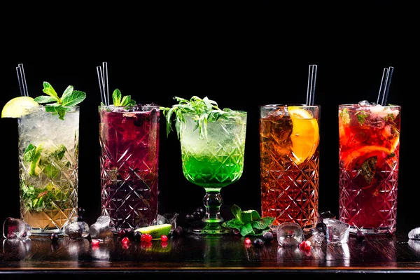 选择五种杜松子酒汤剂与黑莓 石灰和薄荷叶 戴着一副玻璃杯 背景是粗野的木头 一套夏季酒精鸡尾酒或冷柠檬水 — 图库照片