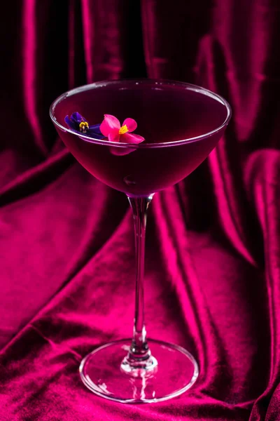 Paarse Cocktail Rood Fluweel Close Van Roze Cocktails Martini Glazen — Stockfoto