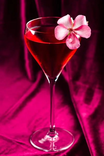 Coquetel Cosmopolita Clássico Com Uma Flor Veludo Vermelho Bebida Coquetel — Fotografia de Stock