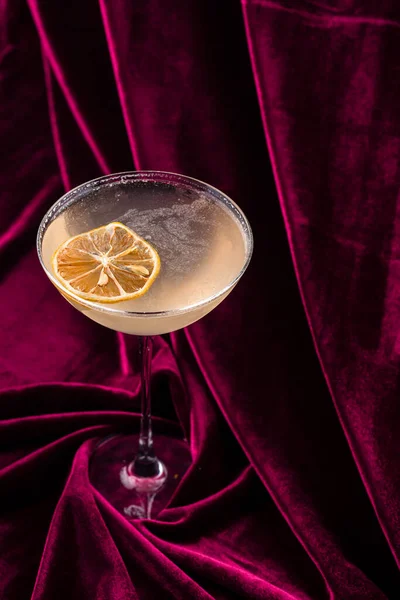 Cocktail Martini Avec Tranche Citron Sur Velours Rouge Martini Sale — Photo