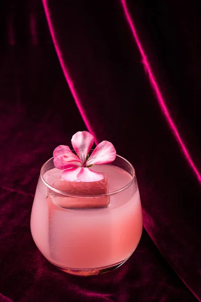 Närbild Rosa Cocktail Med Rosa Cocktail Med Iskub — Stockfoto