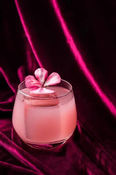Крупным Планом Розовый Коктейль Льдом Розовый Коктейль Льдом — стоковое фото