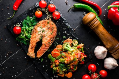 ızgara somon ve buharda pişirilmiş sebzeler, Buharda haşlanmış somon ve sebzeler, Paleo, keto, eski ahşap masa üzerinde fodmap diyeti