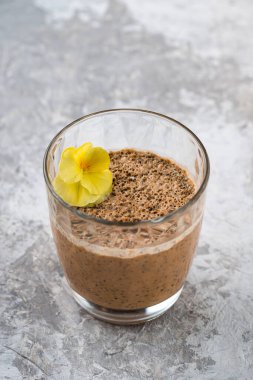 Chia tohumlu vejetaryen tatlı, kakaolu Chia pudingi, badem sütlü çikolata ve fındık. Sağlıklı yiyecekler. Süper yemek.