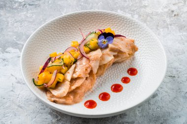 Morina balıklı ceviche, Peru 'da geleneksel bir yemektir. Lezzetli morina ceviche ve doğranmış mango salatası.
