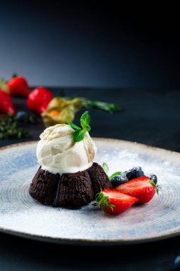 Dondurmalı sıcak çikolata, vanilyalı dondurmalı sıcak çikolatalı puding.