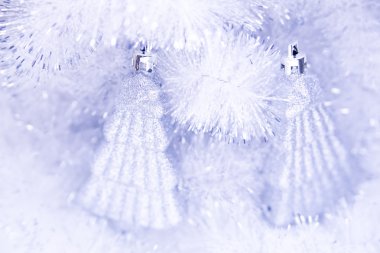 iki gümüş oyuncak Noel ağacı