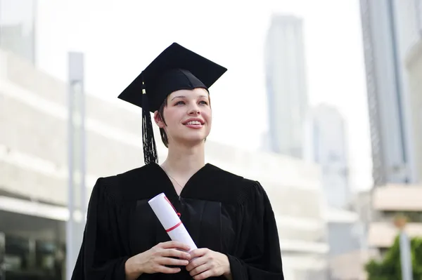 Yang und hübsche Studentin, die gerade ihren Abschluss gemacht hat und in die Zukunft blickt. — Stockfoto