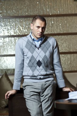 iyi görünümlü yang adam otel lobisinde poz