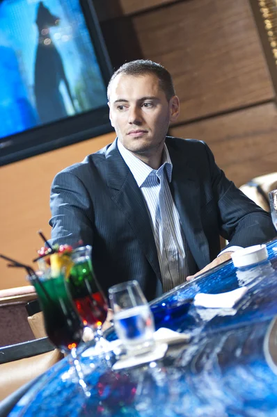 Yang business person relaxing with cocktail in the hotel bar — Stock Photo, Image