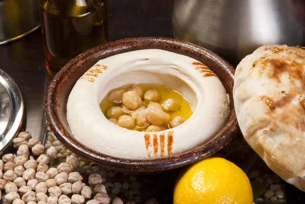 Den traditionella Mellanöstern, hummus med tahini, serveras med egyptiska tunnbröd — Stockfoto