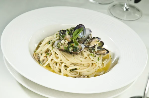 Plate of noodles with clams — Stock Photo, Image