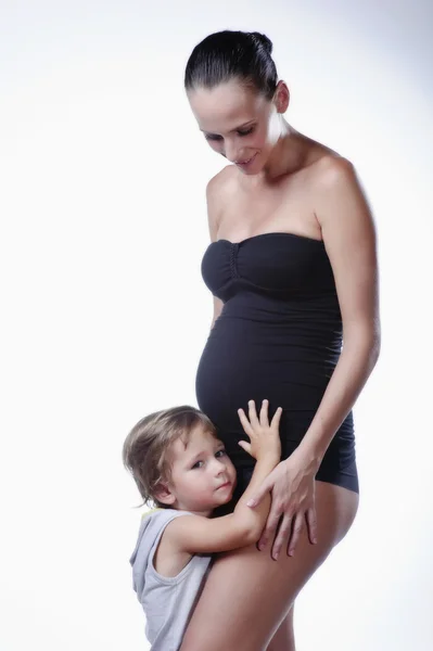 Zwangere moeder met oudere jongen op witte achtergrond — Stockfoto