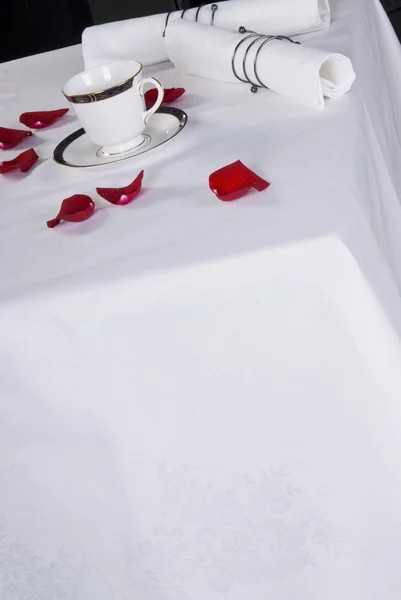 Ajuste de tabela de lugar com bordados de linho e xícara de café — Fotografia de Stock