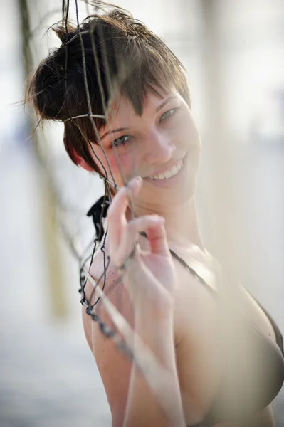 Yang sonriendo chica en la playa — Foto de Stock