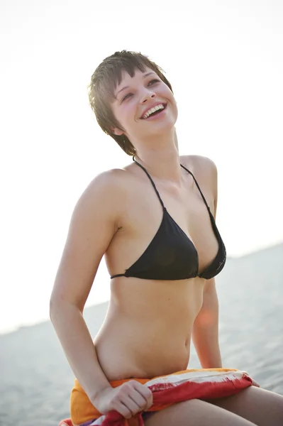 Muotokuva nuori nainen nauttii ulkona rannalla — kuvapankkivalokuva