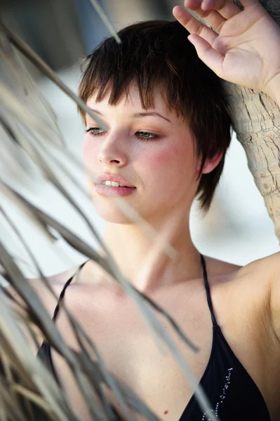 ビーチで屋外を楽しむ若い女性の肖像画 — ストック写真