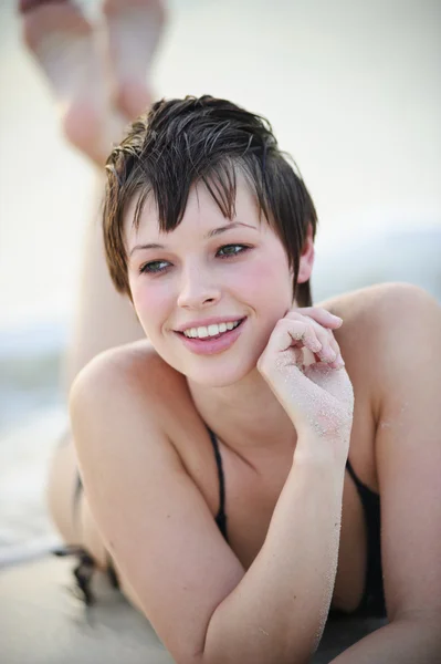 Portret van een jonge vrouw genieten van buitenleven op het strand — Stockfoto