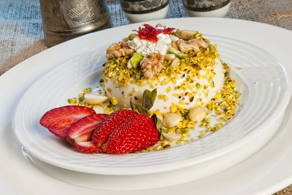 çilek ile düzenlenen Arap tarzı tatlı tabağı