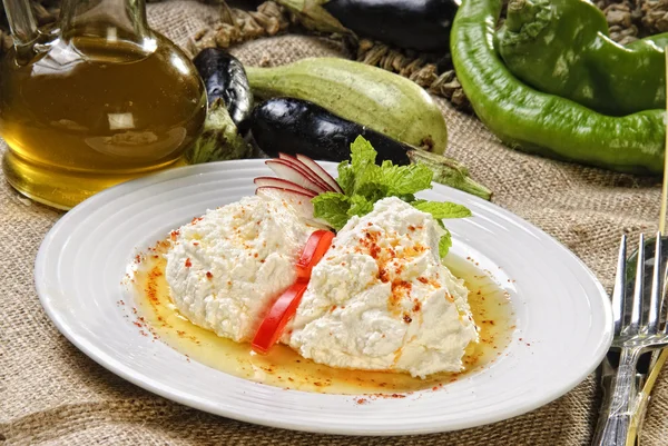 Beyaz mezzo, Arapça geleneksel yiyecek tabak — Stok fotoğraf