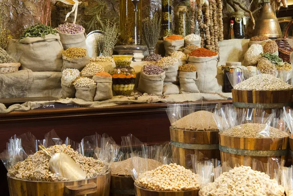 Visa av orientaliska arabiska kryddor på träfat på spice marke — Stockfoto