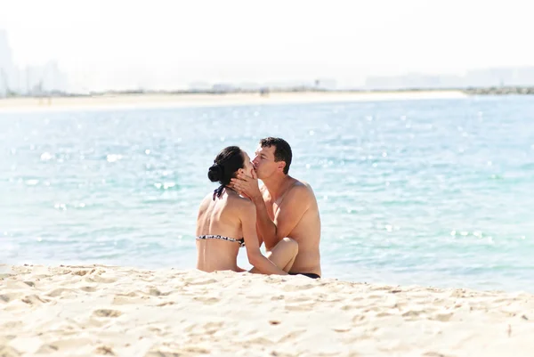 浜のカップルのキス. — ストック写真