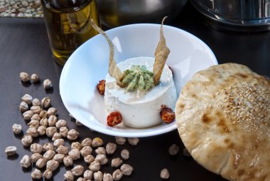 Humus geleneksel Arapça tabak nadir bir şekilde düzenlenmiştir.
