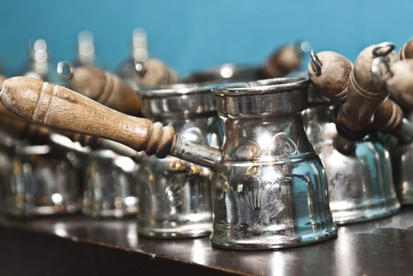 The raw of shiny Turkish coffee pots in the shell — Stockfoto