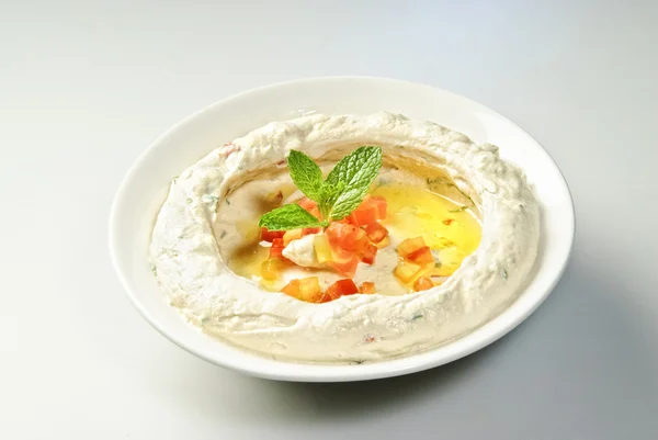 Het traditionele Midden-Oosten, bieten hummus met muntblad — Stockfoto
