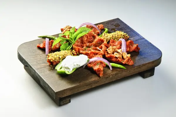 Plato tradicional árabe carne cruda kibbe, arreglado con verduras — Foto de Stock
