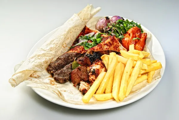 Assiette de frites arabes avec viande et légumes rôtis — Photo