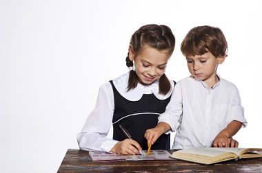 onun küçük kardeşi yazmayı öğretmeye çalışıyorum abla