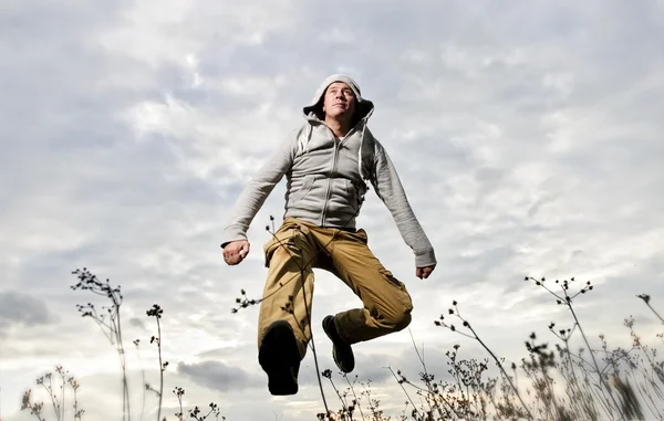 Yang man gekleed casual wordt manier uitgevoerd buiten — Stockfoto