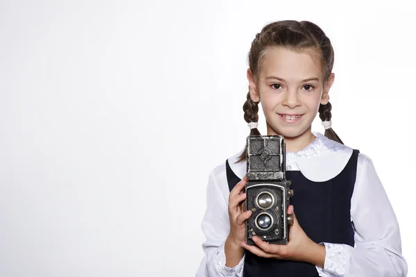 Retrato de estúdio de adorável menina da escola pequena com câmera vintage — Fotografia de Stock