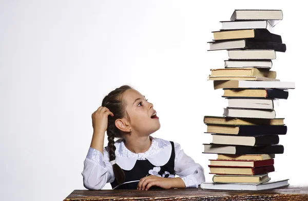 Retrato de linda chica de la escuela sobre fondo blanco con libros —  Fotos de Stock