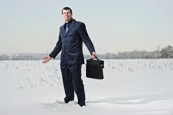 Hombre de negocios Yang vestido de traje parece perdido en el desierto de nieve — Foto de Stock