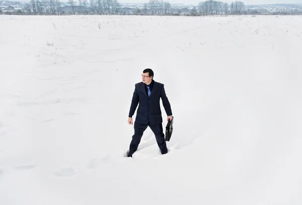 Yang homem de negócios vestido de terno parece perdido no deserto de neve — Fotografia de Stock